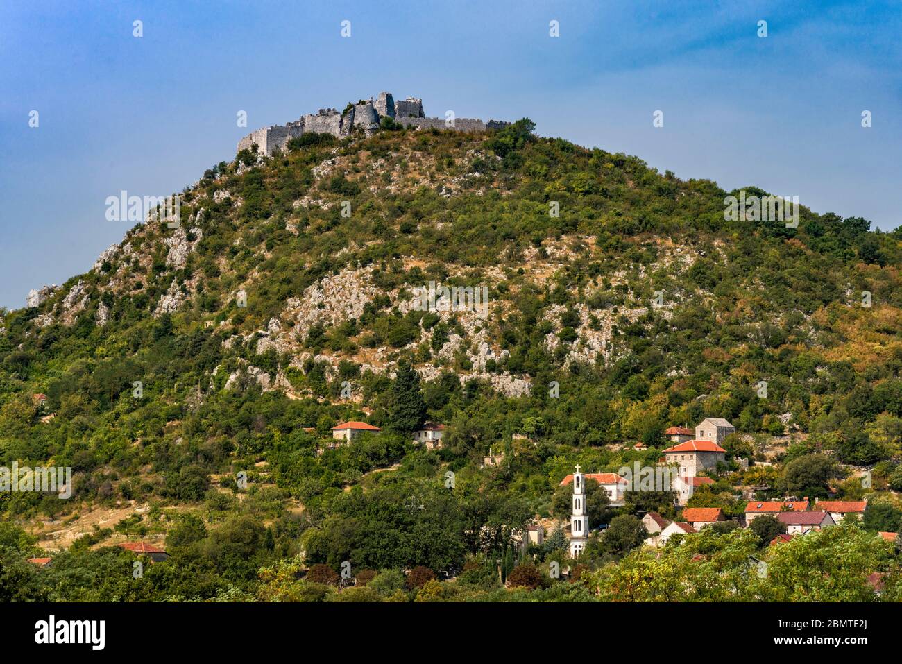 Rovine fortezza medievale sopra la città di Ljubuski, Canton dell'Erzegovina occidentale, Bosnia-Erzegovina, Europa sudorientale Foto Stock