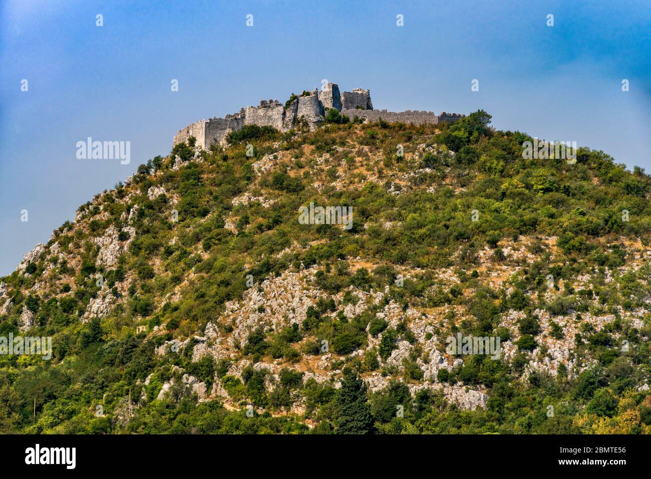 Rovine fortezza medievale sopra la città di Ljubuski, Canton dell'Erzegovina occidentale, Bosnia ed Erzegovina Foto Stock