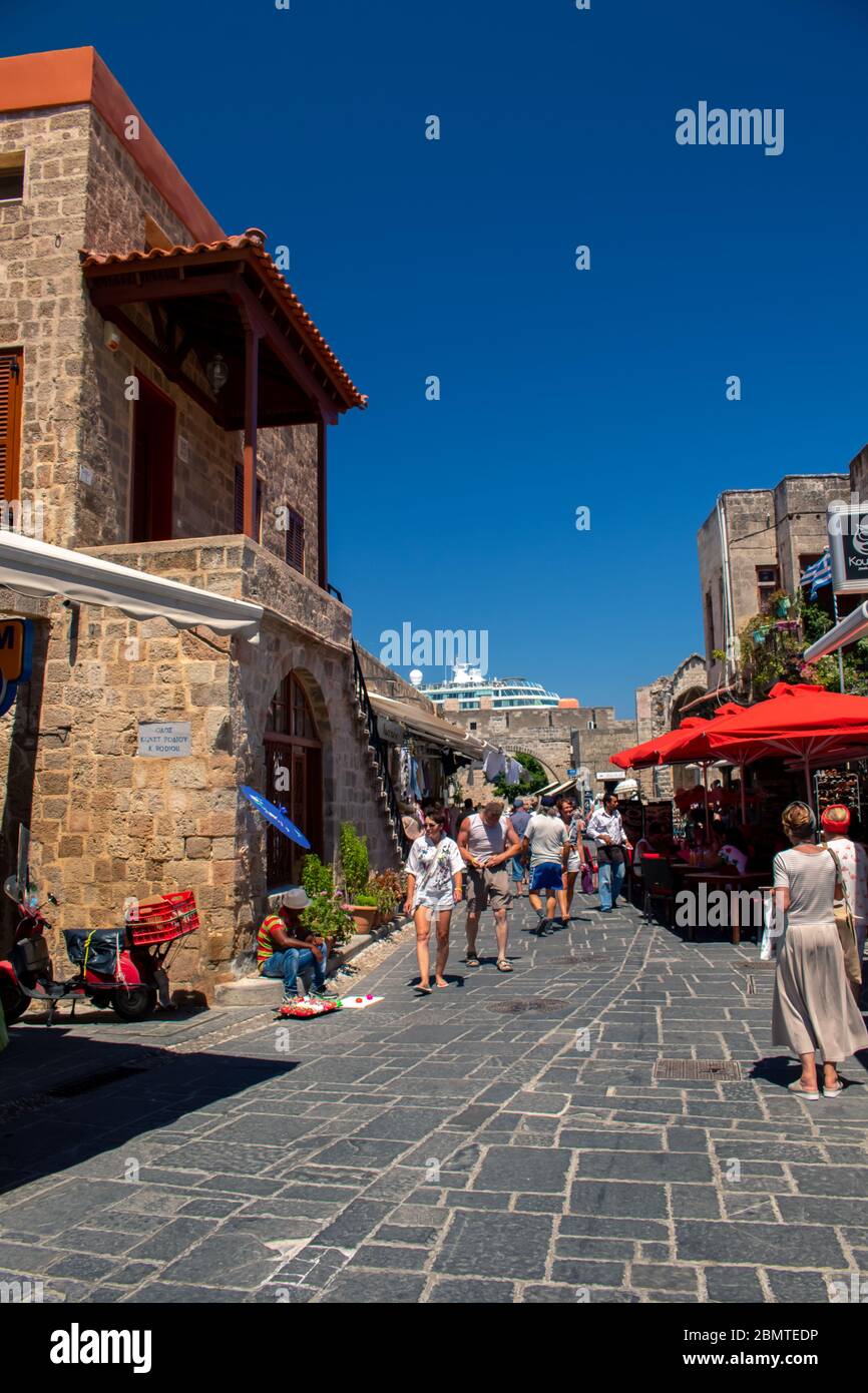 Rodi, Grecia - 03 luglio 2019 - passeggiata turistica per lo shopping e le visite turistiche nella storica città medievale di Rodi in Grecia Foto Stock Rodi, Grecia - 03 luglio 2019 - passeggiata turistica per lo shopping e le visite turistiche nella storica città medievale di Rodi in Grecia Foto Stock