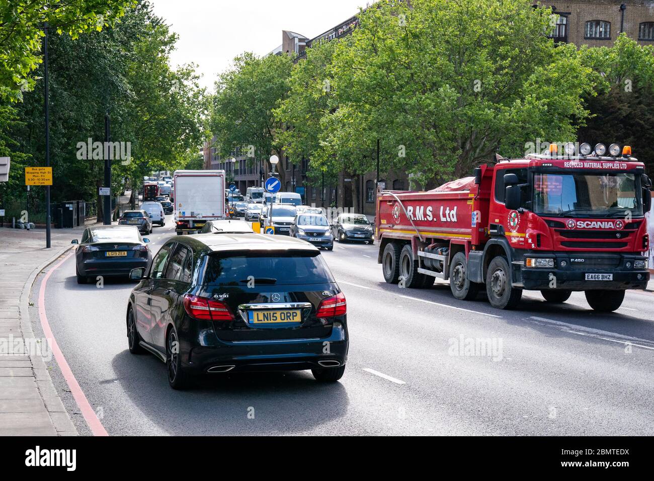 Il traffico si sviluppa man mano che i pendolari si recano a londra in auto sulla A1203 di Londra, dopo che il primo ministro Boris Johnson ha detto che chi non può lavorare da casa dovrebbe essere "attivamente incoraggiato" a tornare al lavoro da lunedì. Foto Stock
