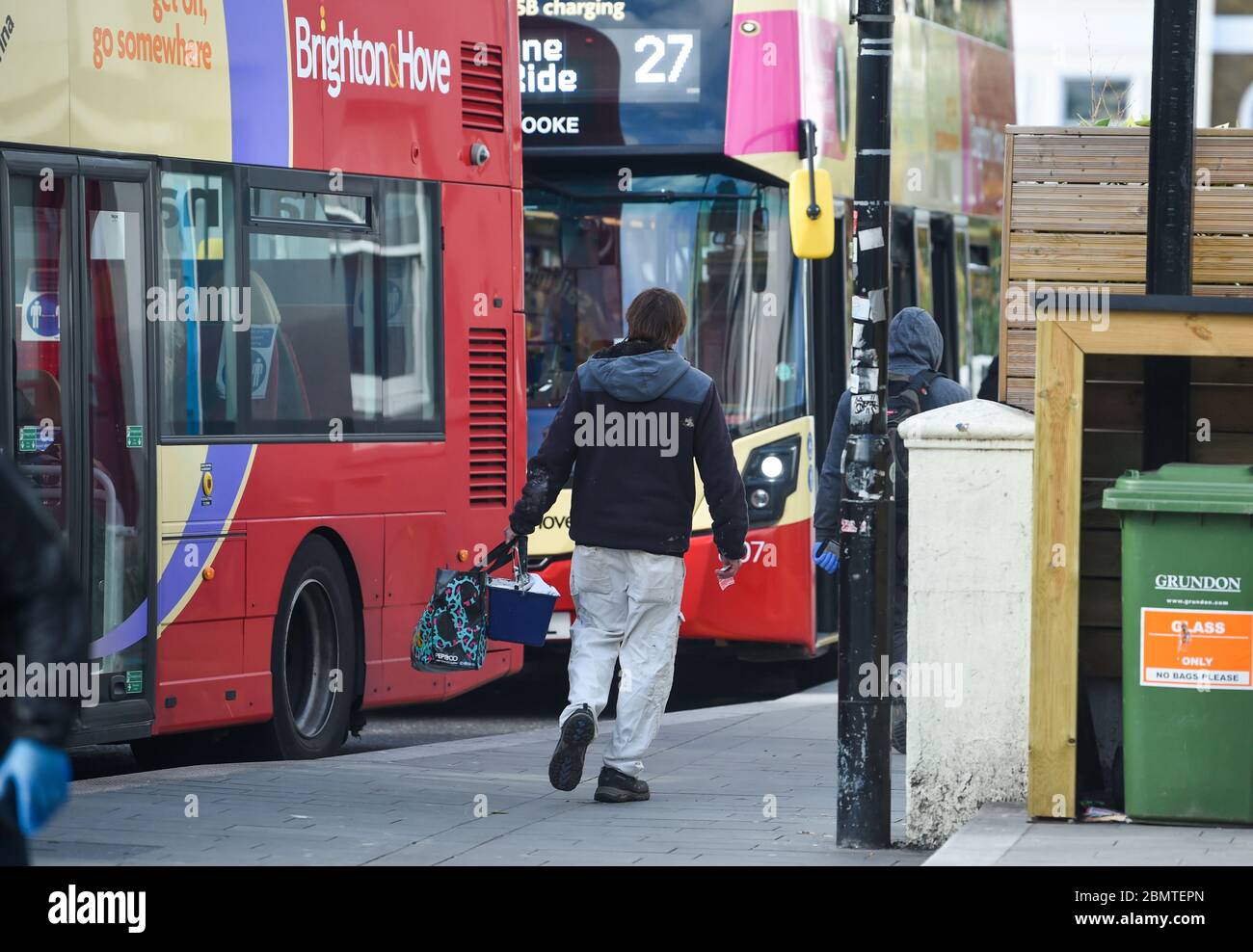 Brighton UK 11 maggio 2020 - persone che catturano gli autobus fuori dalla stazione ferroviaria di Brighton la mattina dopo che il primo Ministro britannico Boris Johnson ha annunciato le nuove linee guida di restrizione di blocco e lo slogan 'Avviso di giorno ' durante la pandemia COVID-19 coronavirus. : Credit Simon Dack / Alamy Live News Foto Stock