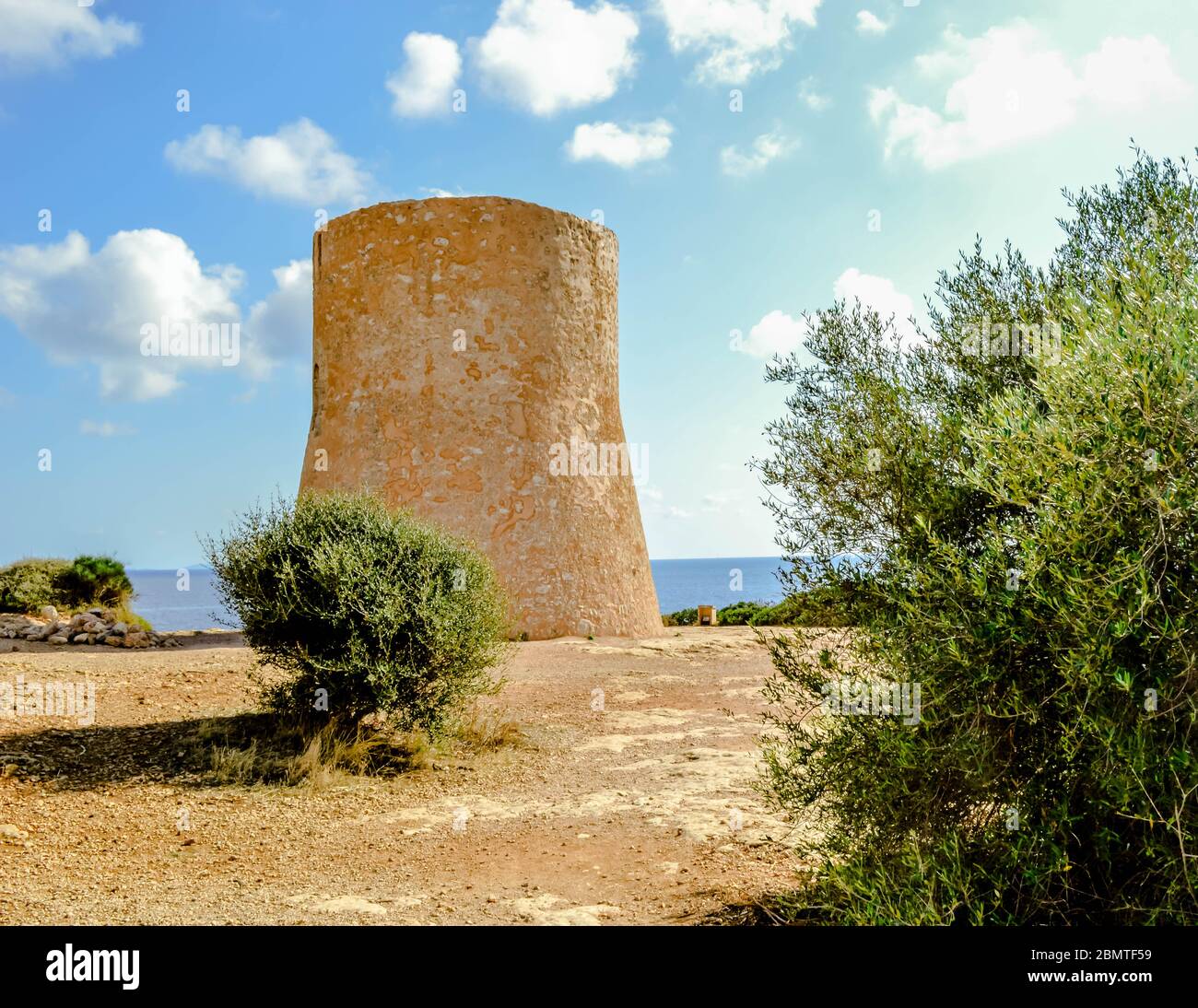 una torre al bordo della terra Foto Stock