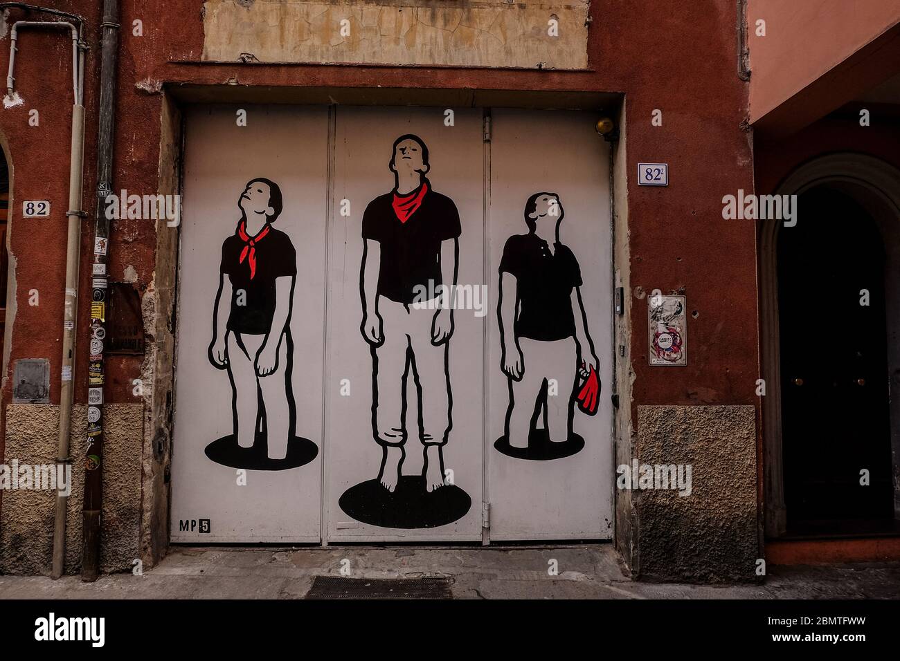 Tre persone illustrate su un muro Foto Stock