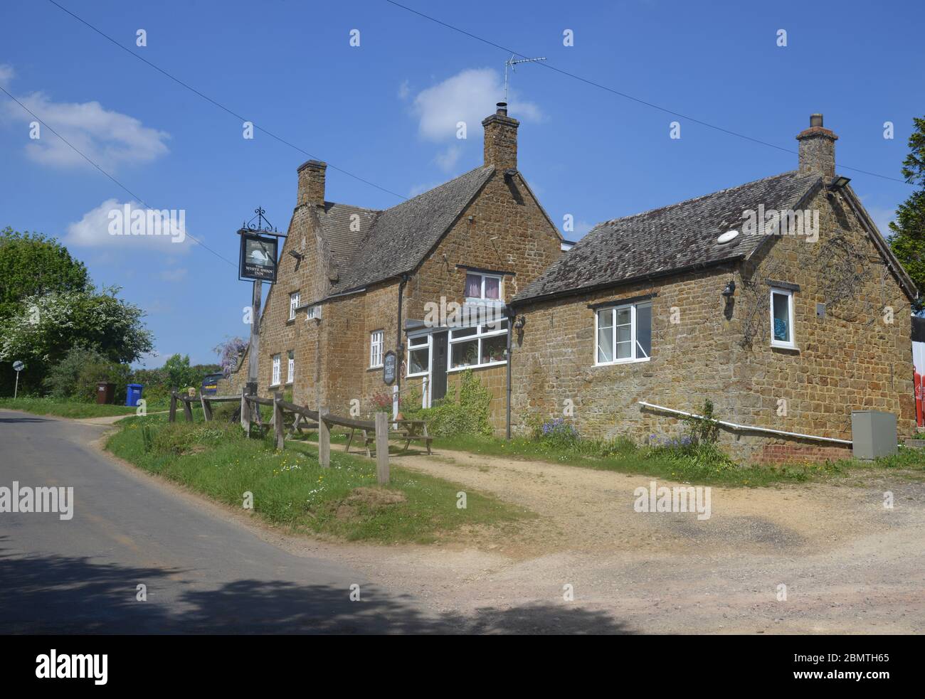 Il White Swan Inn, una casa pubblica Hook Norton Brewery nel villaggio nord di Oxfordshire di Hook Norton Foto Stock