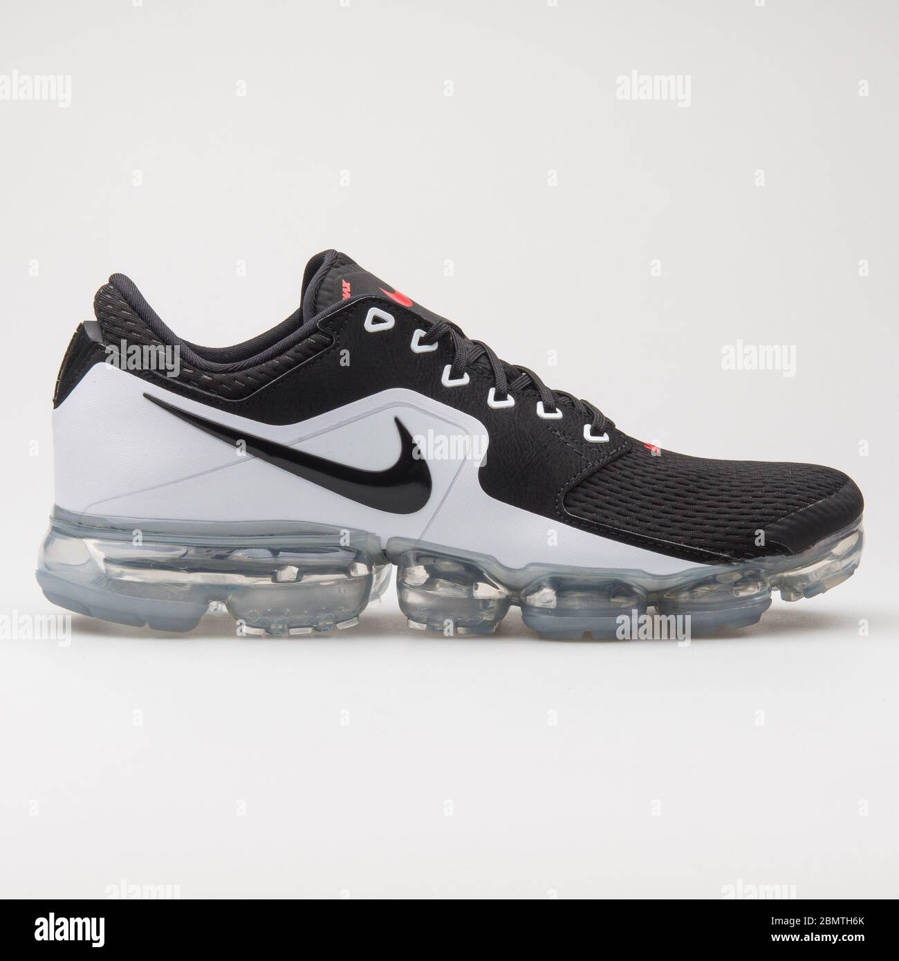 VIENNA, AUSTRIA - 12 GENNAIO 2018: Sneaker Nike Air Vapormax in bianco e  nero su sfondo bianco Foto stock - Alamy