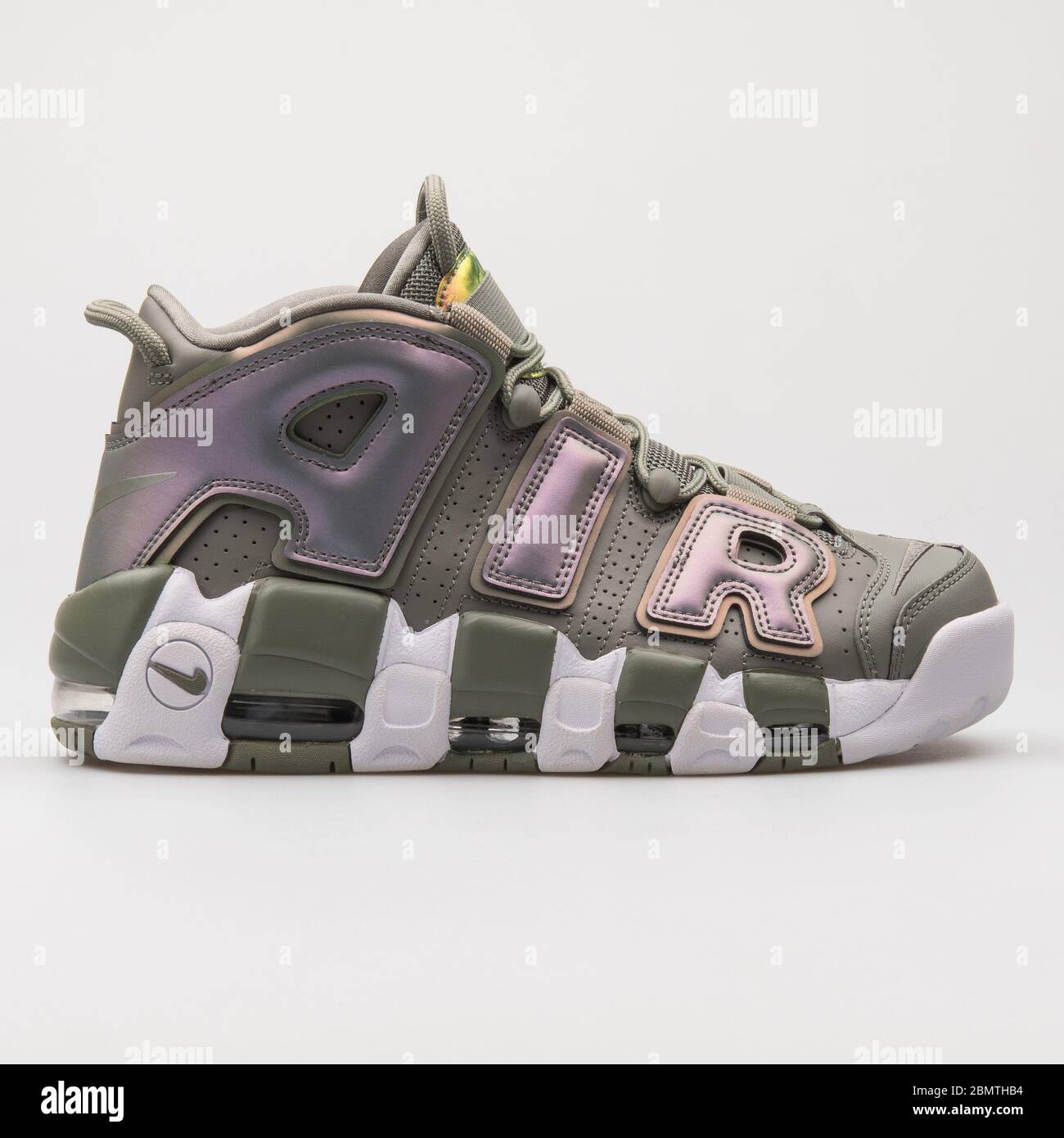 VIENNA, AUSTRIA - 12 GENNAIO 2018: Nike Air More Uptempo sneaker verde  oliva e viola su sfondo bianco Foto stock - Alamy