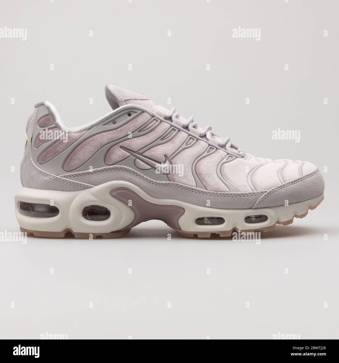 VIENNA, AUSTRIA - 14 FEBBRAIO 2018: Sneaker Nike Air Max Plus LX rosa e grigia su sfondo bianco. Foto Stock