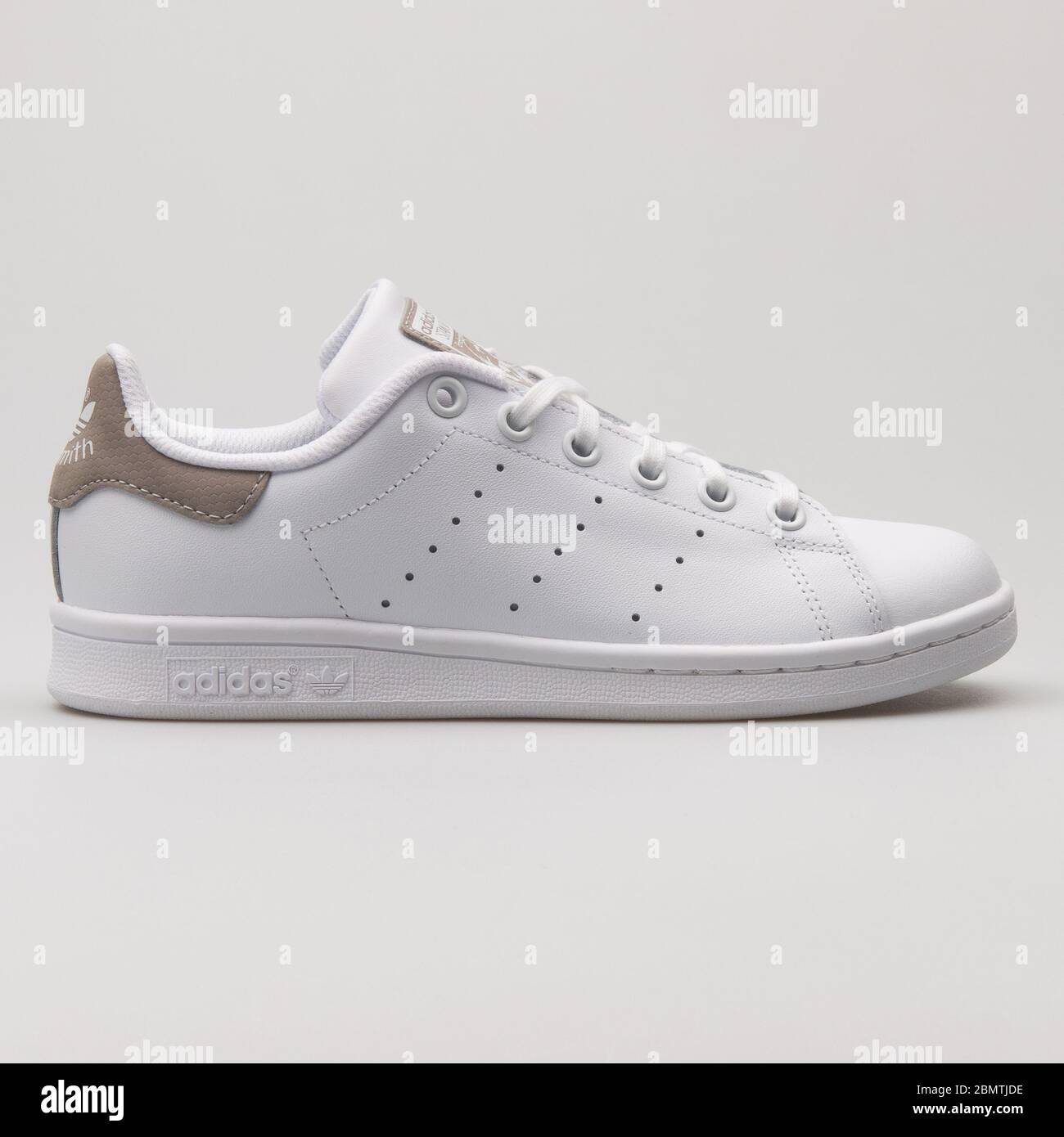 VIENNA, AUSTRIA - 14 FEBBRAIO 2018: Sneaker Adidas Stan Smith bianco e  marrone su sfondo bianco Foto stock - Alamy