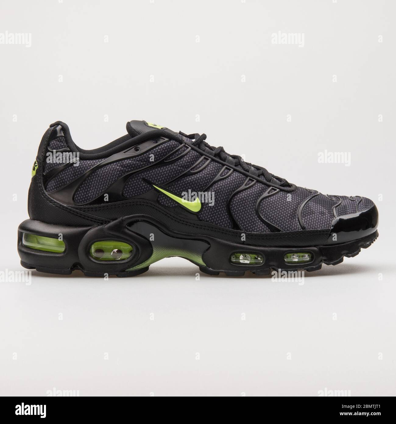 VIENNA, AUSTRIA - 19 FEBBRAIO 2018: Sneaker Nike Air Max Plus se nera,  grigia e verde volt su sfondo bianco Foto stock - Alamy