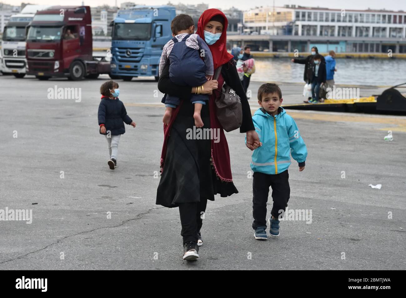 Pireo, Grecia.11 maggio 2020. I richiedenti asilo provenienti dall'isola di Lesvos arrivano a bordo del traghetto Nissos Samos al porto del Pireo per essere ridistribuiti nei campi della Grecia continentale, mentre le restrizioni di viaggio per il coronavirus vengono gradualmente abolite nel Pireo, in Grecia. Credit: Nicolas Koutsokostas/Alamy Stock Photo. Foto Stock