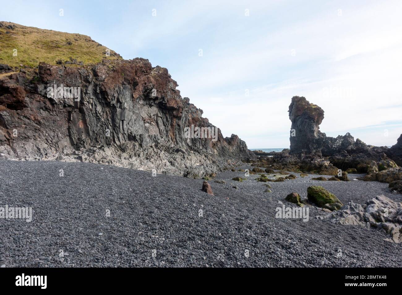 Affioramenti di lava rocciosa a Djúpalónssandur, una spiaggia di sabbia nera ai piedi di Snæfellsjökull, penisola di Snæfellsnes, Islanda. Foto Stock