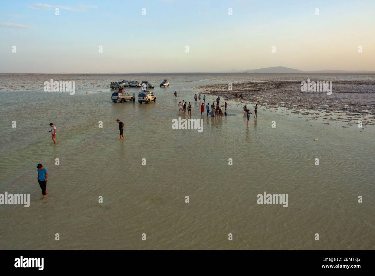 Dalol, Etiopia - 2018 novembre: Gruppo di turisti che camminano sul lago salato nel deserto di Danakil, Etiopia Foto Stock