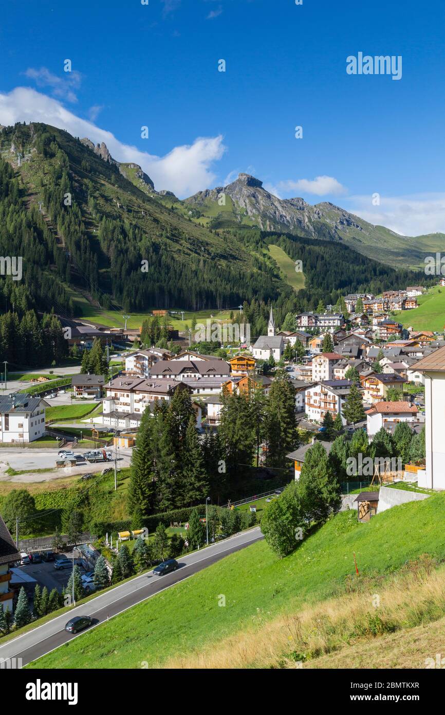 Arabba Village e montagne circostanti, Arabba, Provincia Belluno, Trento, Dolomiti, Italia, Europa Foto Stock