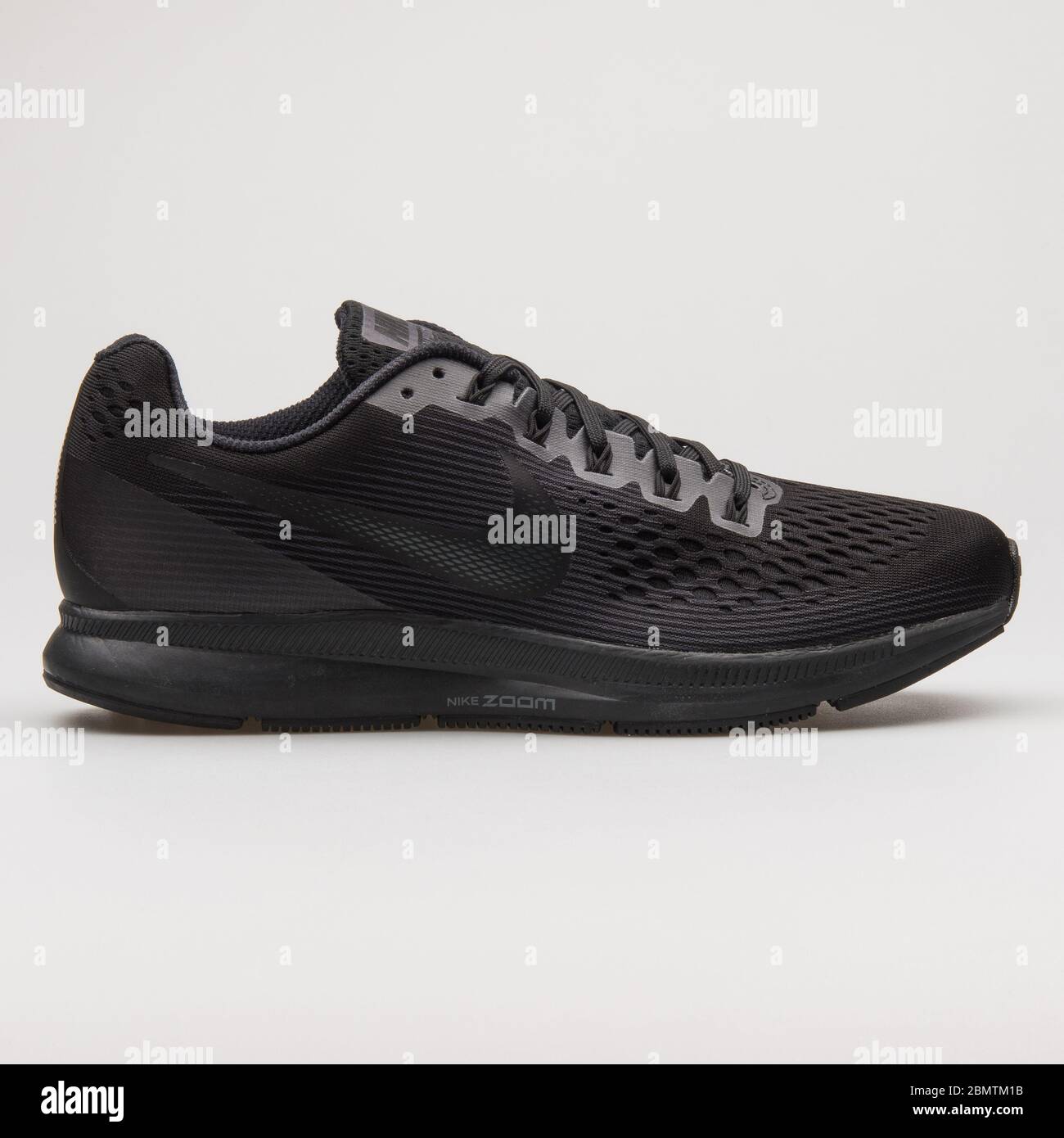 VIENNA, AUSTRIA - 19 FEBBRAIO 2018: Sneaker nera Nike Air Zoom Pegasus 34 su sfondo bianco. Foto Stock