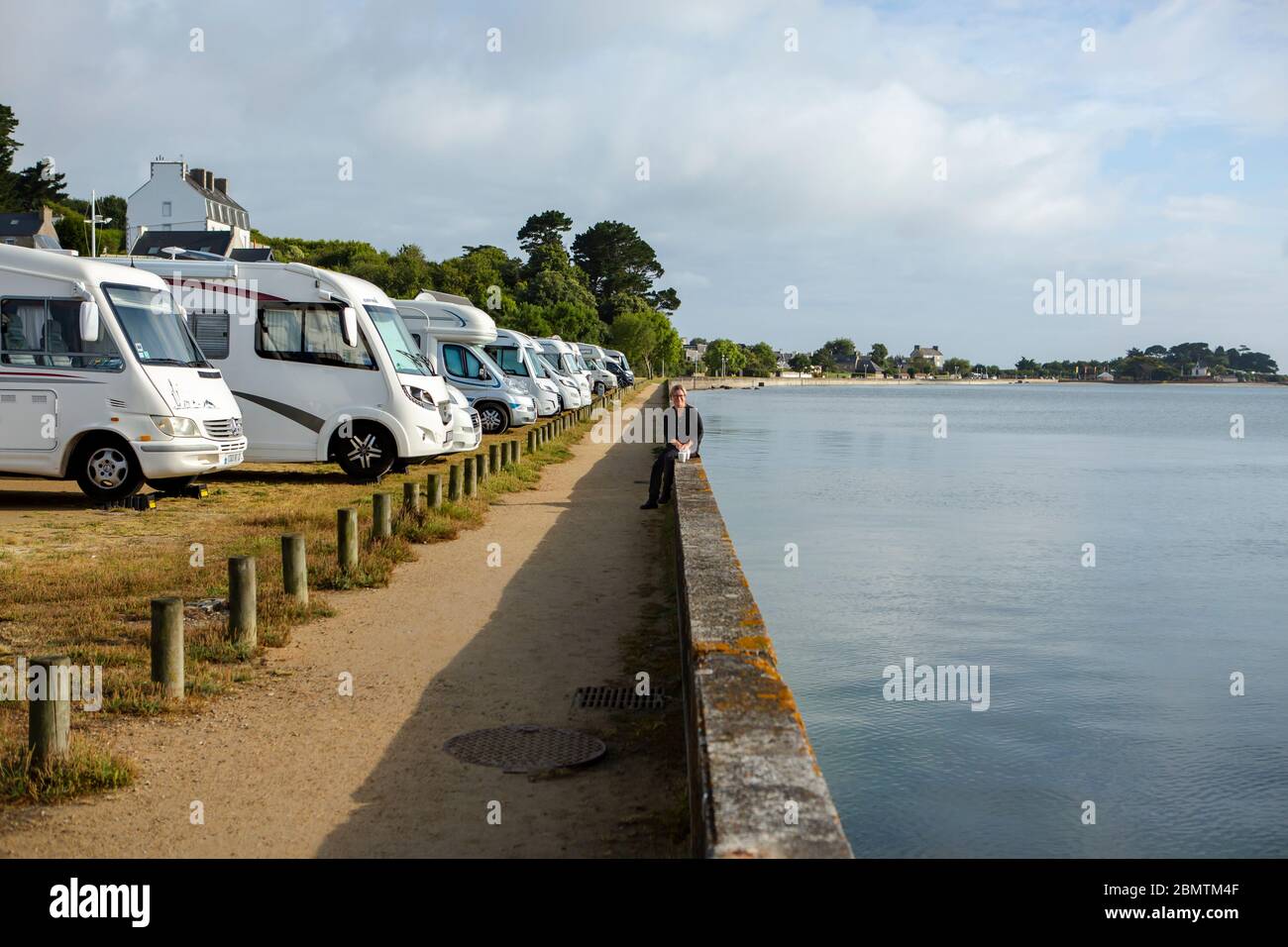 Camper parcheggiati in un parcheggio per camper proprio di fronte al mare in Francia. Foto Stock