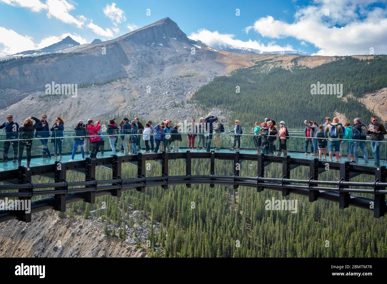 Turisti sulla Columbia icefields Skywalk, nel Jasper National Park, Rocky Mountains, Alberta, Canada Foto Stock
