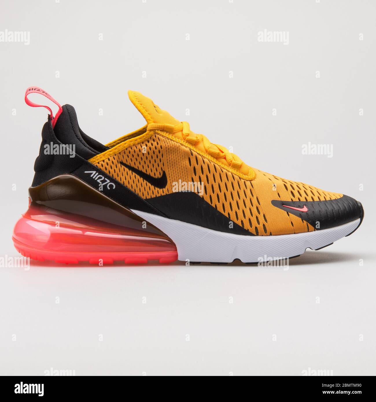 VIENNA, AUSTRIA - 19 FEBBRAIO 2018: Sneaker Nike Air Max 270 nera, oro e  rossa su sfondo bianco Foto stock - Alamy