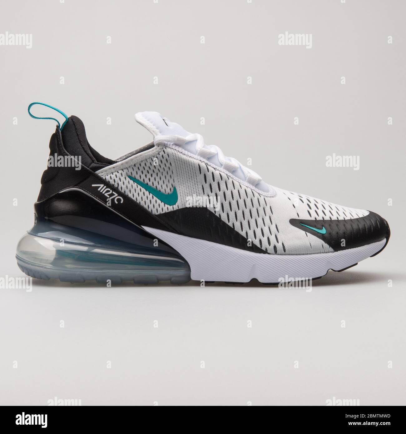 VIENNA, AUSTRIA - 19 FEBBRAIO 2018: Sneaker Nike Air Max 270 bianca, nera e  verde su sfondo bianco Foto stock - Alamy