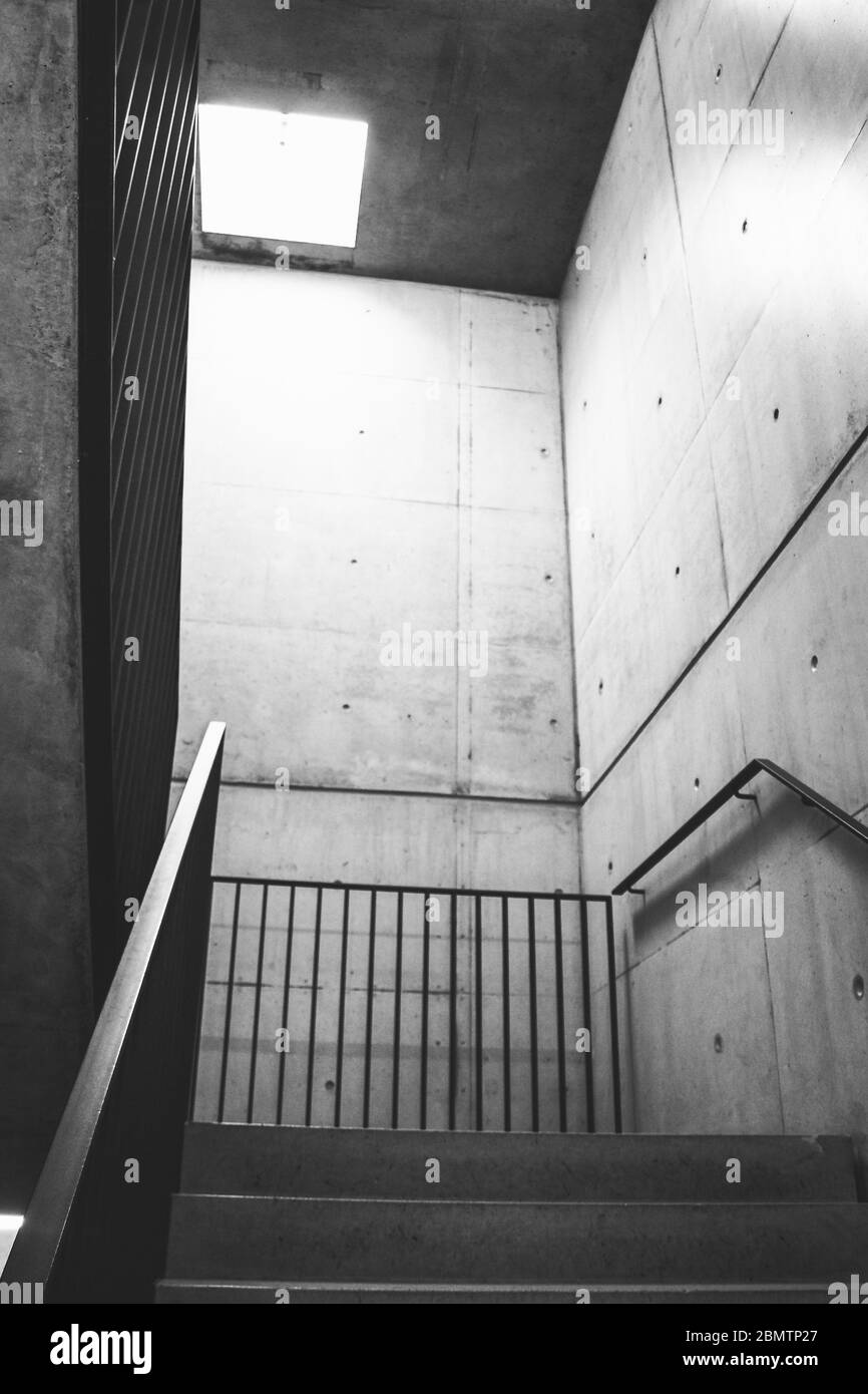 Scala vuota in bianco e nero Foto Stock