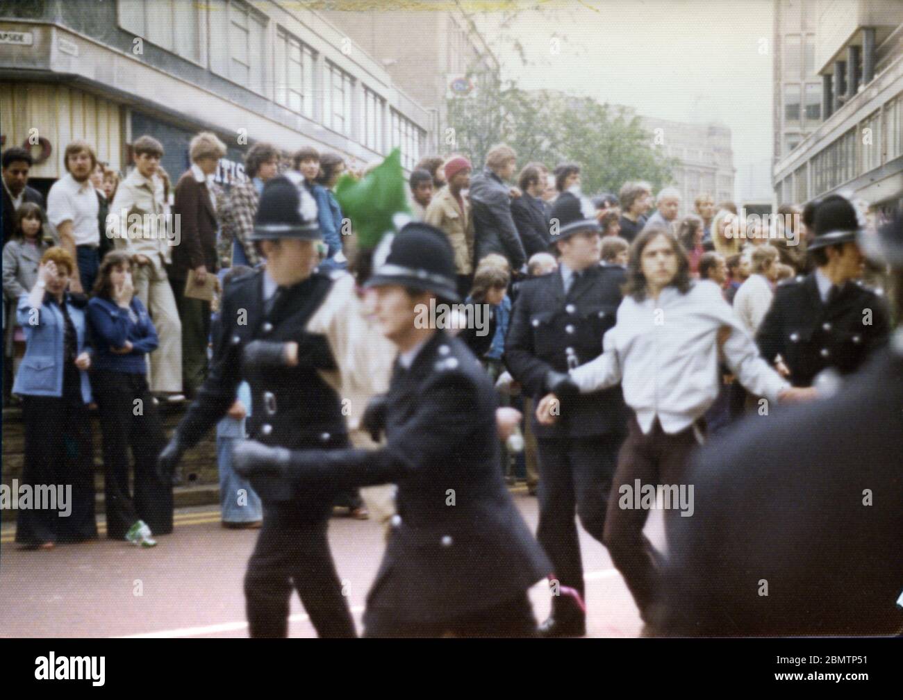 Arresti durante la marcia del fronte Nazionale (NF) a Bradford il 24 aprile 1976 Foto Stock