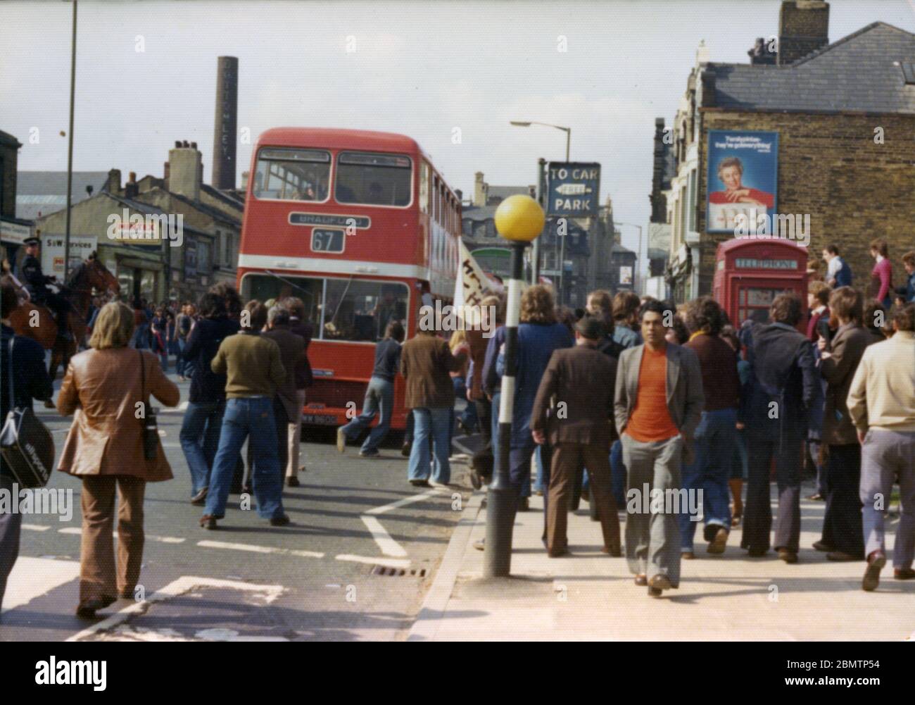 Commozione su Manningham Lane durante la marcia del fronte nazionale (NF) a Bradford il 24 aprile 1976 Foto Stock