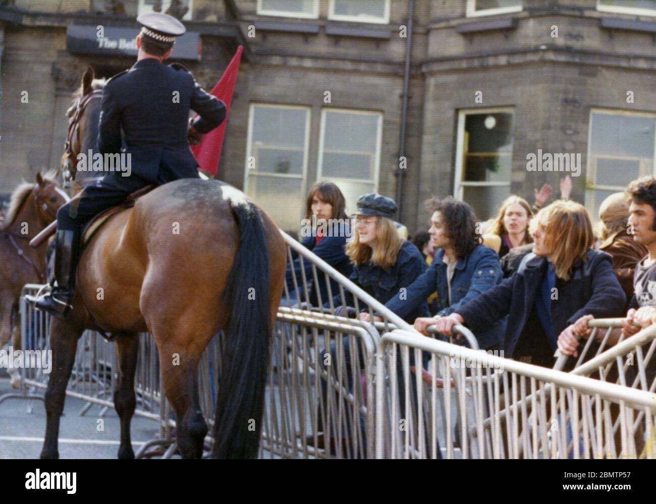 I dimostranti spingono le barricate della polizia durante la marcia del fronte Nazionale (NF) a Bradford il 24 aprile 1976 Foto Stock