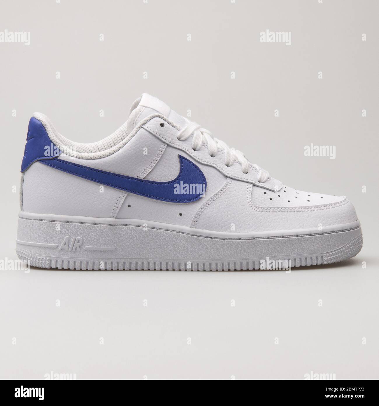 VIENNA, AUSTRIA - 19 FEBBRAIO 2018: Sneaker Nike Air Force 1 07 bianca e  blu su sfondo bianco Foto stock - Alamy