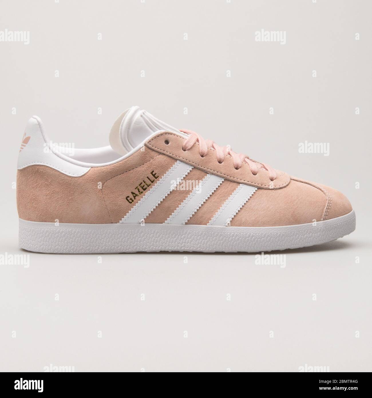 VIENNA, AUSTRIA - 27 MAGGIO 2018: Sneaker Adidas Gazelle rosa e bianca su  sfondo bianco Foto stock - Alamy