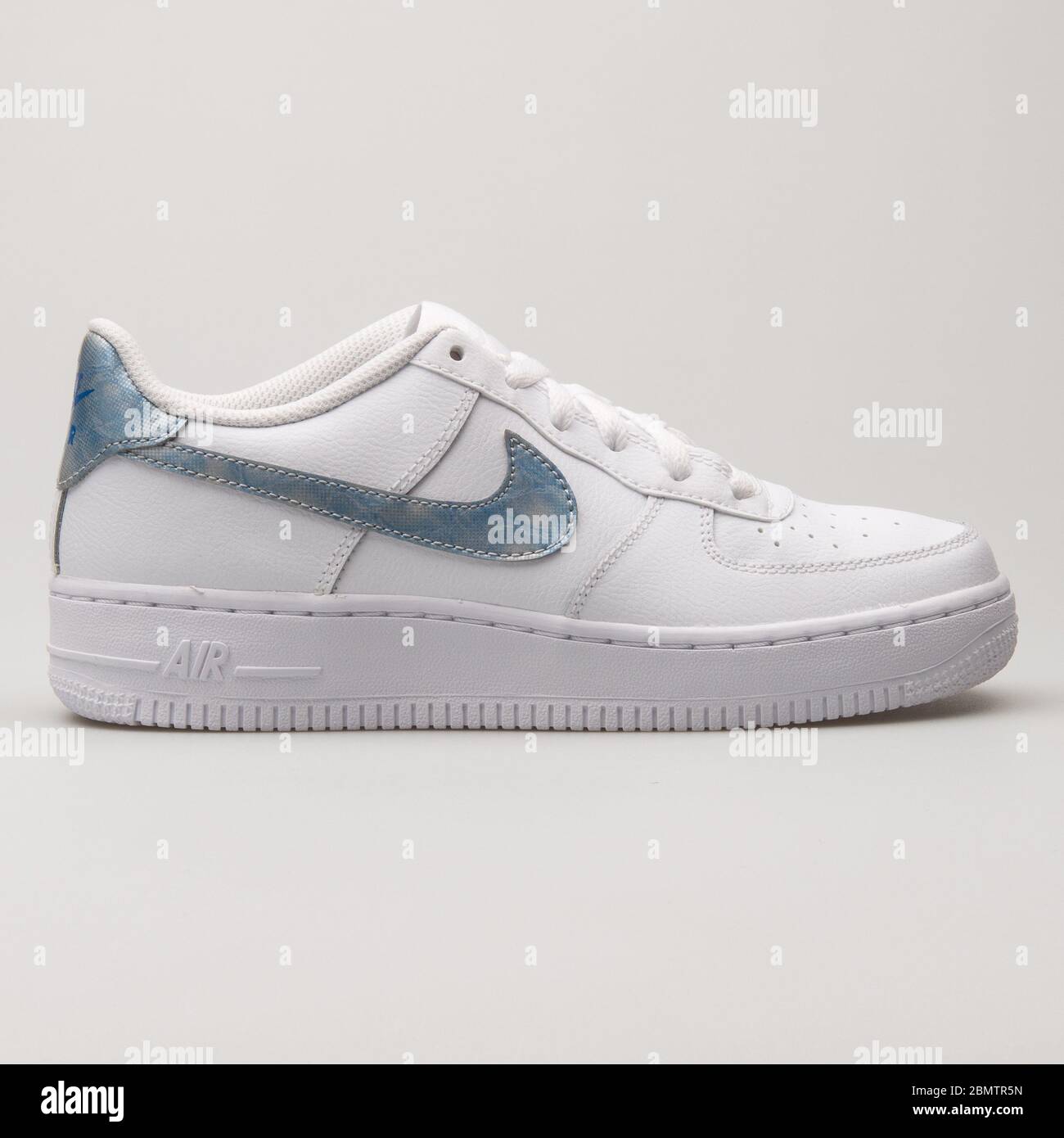 VIENNA, AUSTRIA - 27 MAGGIO 2018: Sneaker Nike Air Force 1 bianca e blu su  sfondo bianco Foto stock - Alamy