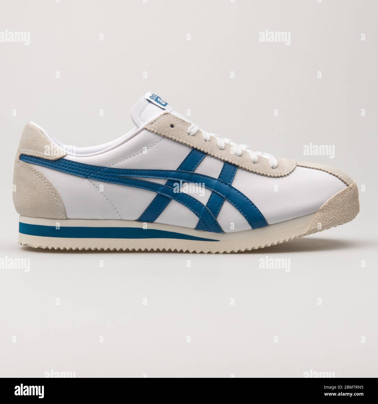 VIENNA, AUSTRIA - 14 GIUGNO 2018: Sneaker Onitsuka Tiger Corsair bianco e blu su sfondo bianco. Foto Stock