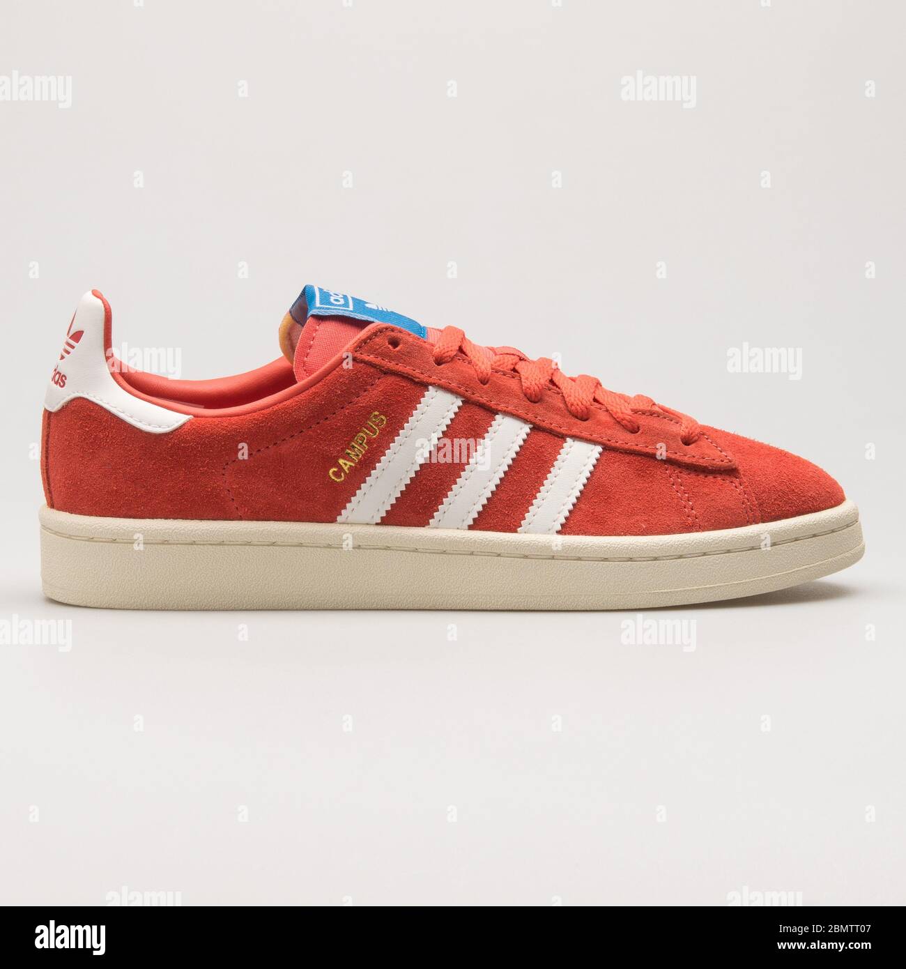 VIENNA, AUSTRIA - 14 GIUGNO 2018: Sneaker Adidas Campus rosso e bianco su sfondo bianco. Foto Stock