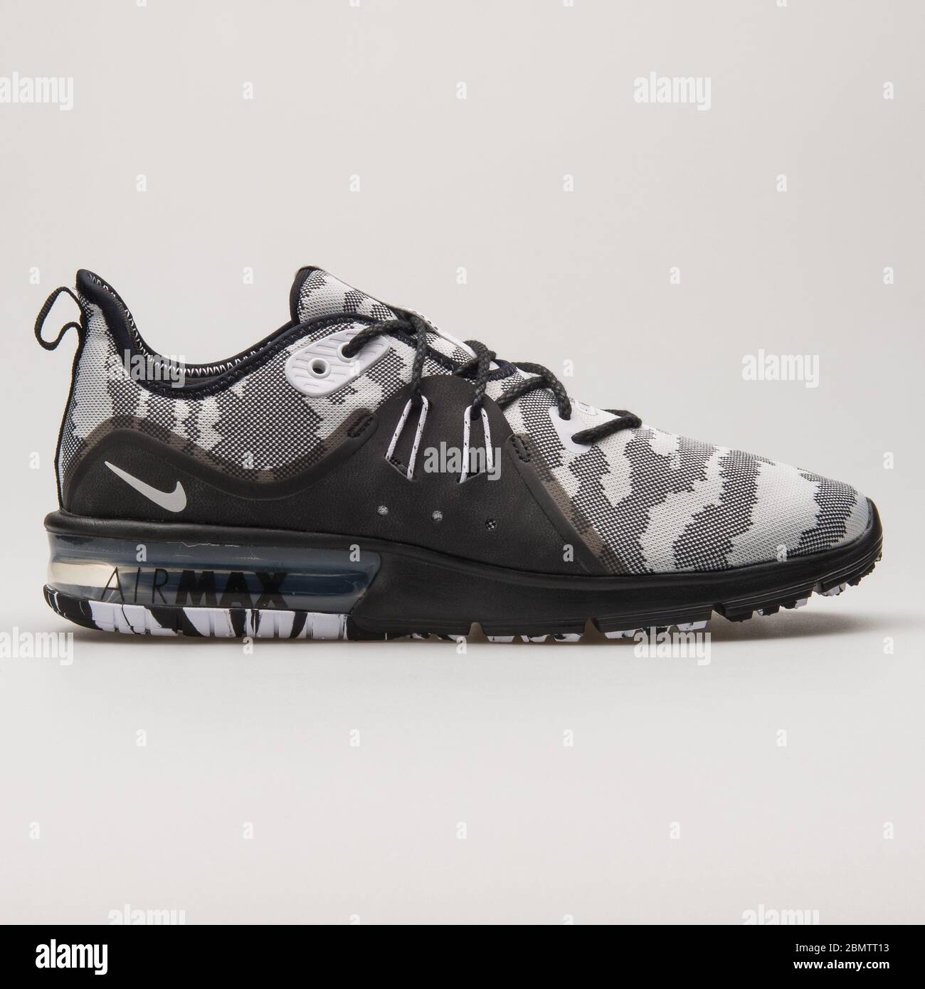 VIENNA, AUSTRIA - 14 GIUGNO 2018: Sneaker Nike Air Max Sequent 3 Premium Camouflage in bianco e nero su sfondo bianco. Foto Stock