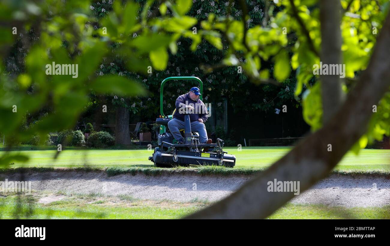 Londra, Regno Unito. 11 maggio 2020 lo Strawberry Hill Golf Club, Twickenham, West London si prepara all'apertura dopo l'allentamento delle misure di blocco. Il club si sta preparando per il ritorno dei soci con misure di distanza sociale, tra cui non ci sono bar, noleggio carrello e nessun uso di oggetti come bunker rastrelli / bandiere ecc. Sono ancora in attesa di una guida completa. Andrew Fosker / Alamy Live News Foto Stock