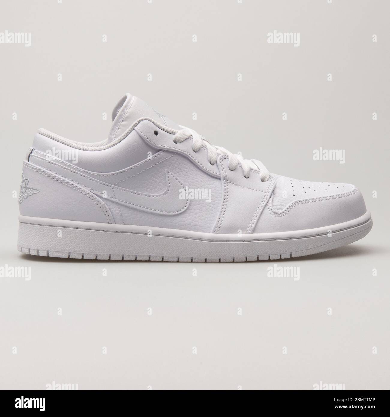 VIENNA, AUSTRIA - 14 GIUGNO 2018: Sneaker Nike Air Jordan 1 Low White su sfondo bianco. Foto Stock