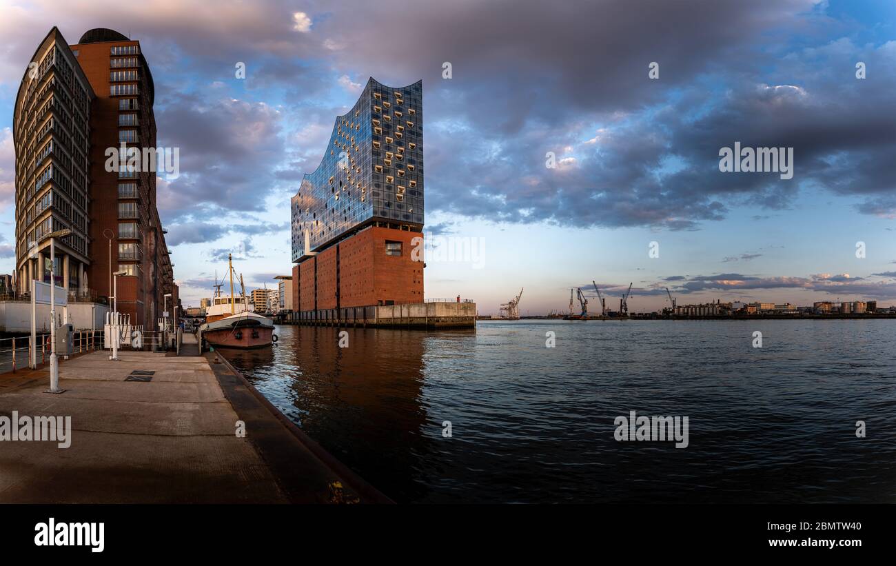 Elbphilharmonia e Hafencity ad Amburgo al tramonto Foto Stock