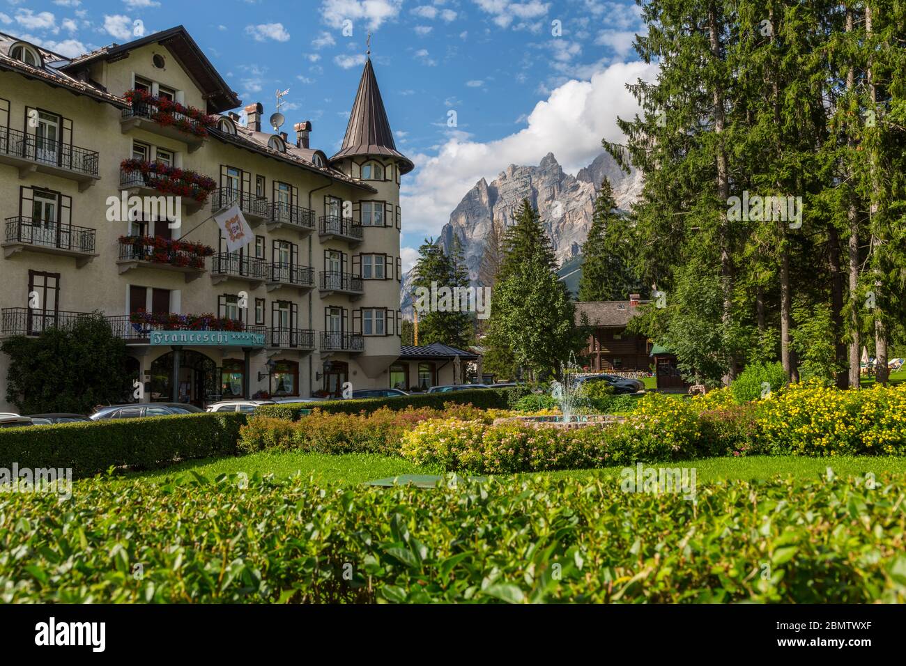 Vista del Parco Franceschi Hotel e sullo sfondo montano, Cortina d'Ampezzo, Alto Adige, Dolomiti Italiane, Italia, Europa Foto Stock