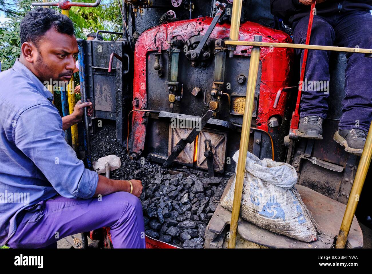 India, Bengala Occidentale, Darjeeling, il treno giocattolo dalla Ferrovia Himalayana di Darjeeling al Batasia Loop, Patrimonio dell'Umanità dell'UNESCO Foto Stock