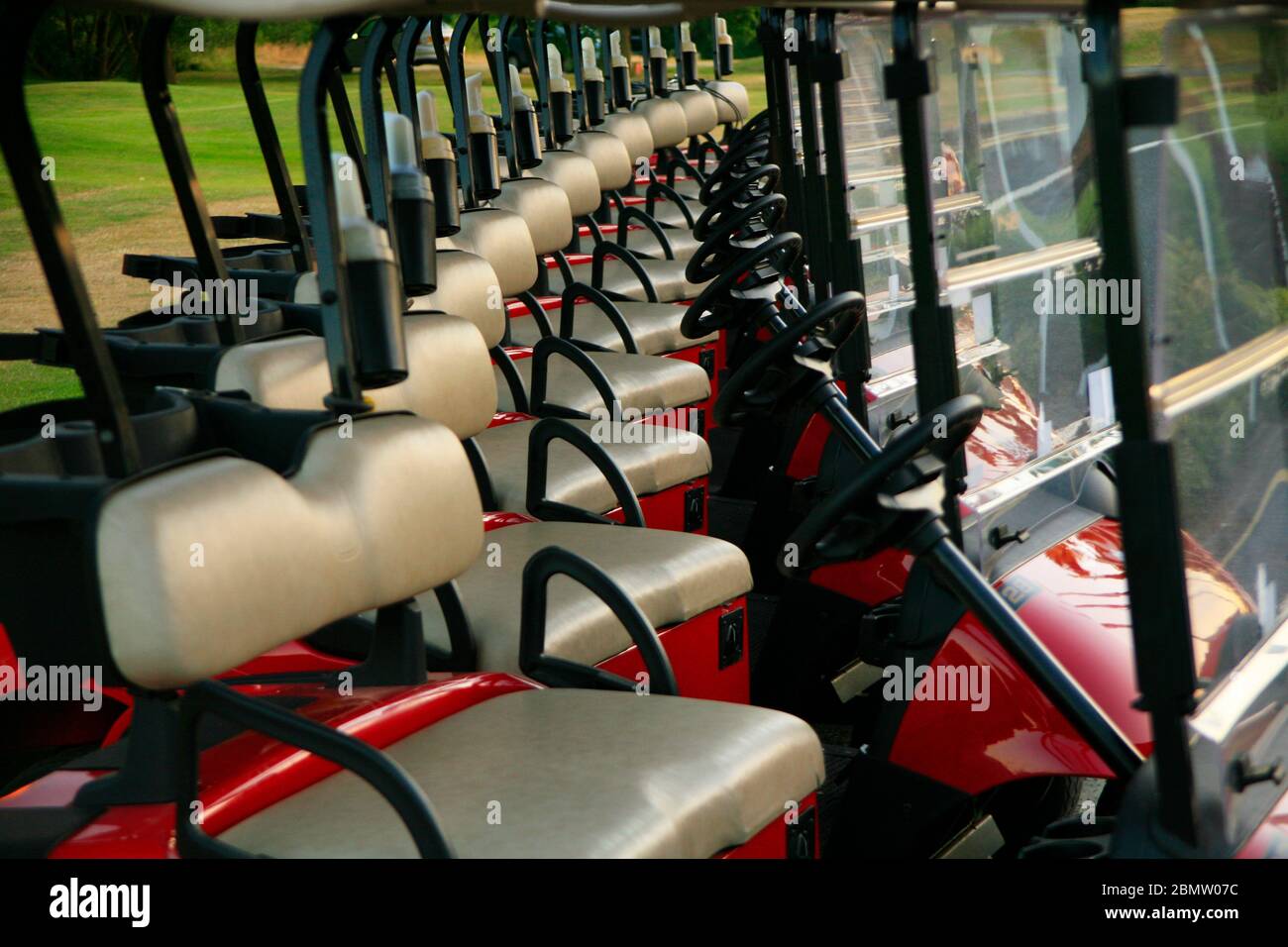 Golf Buggies (carrelli) in una linea pronta per andare. Foto Stock