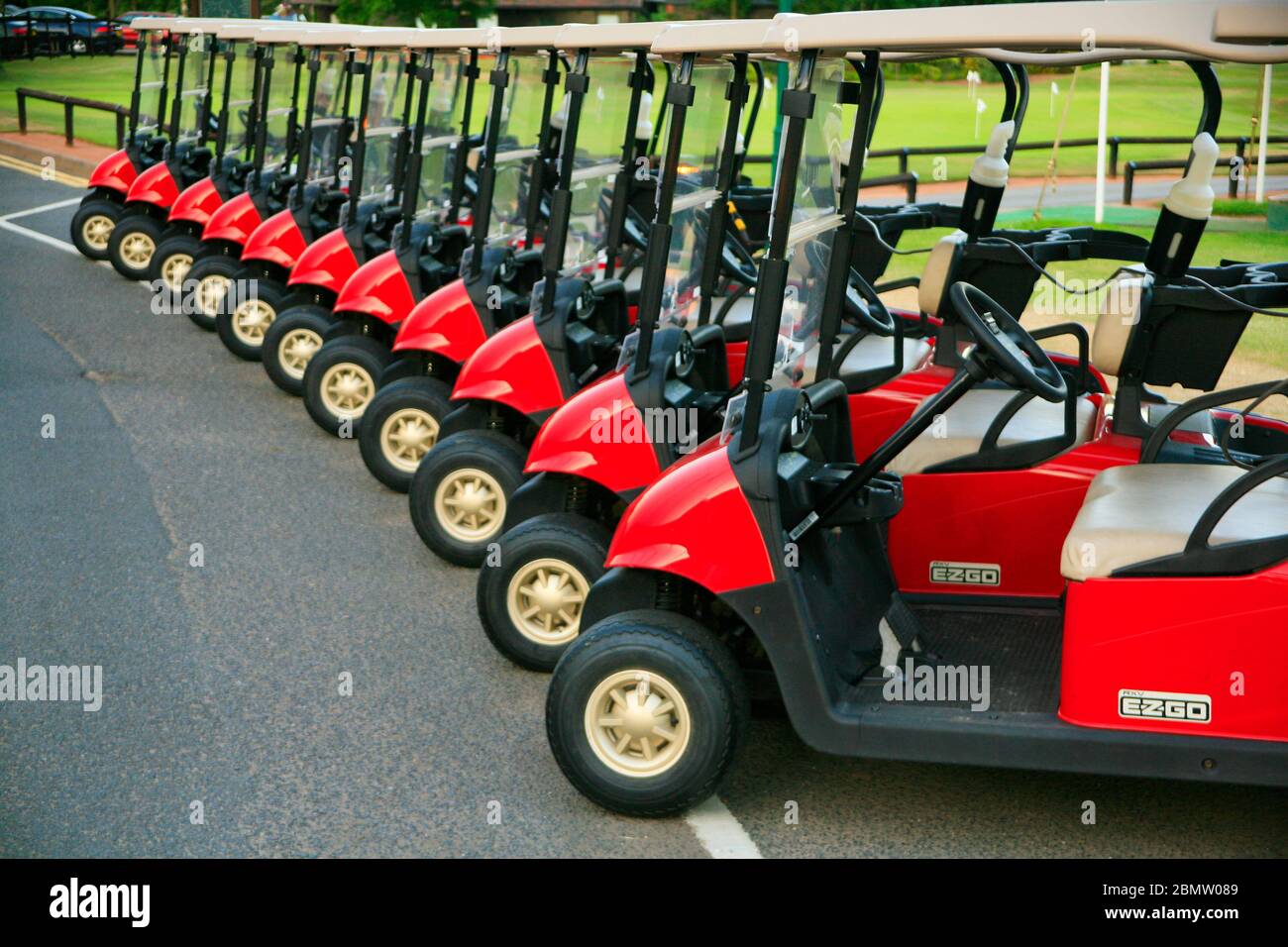 Golf Buggies (carrelli) in una linea pronta per andare. Foto Stock