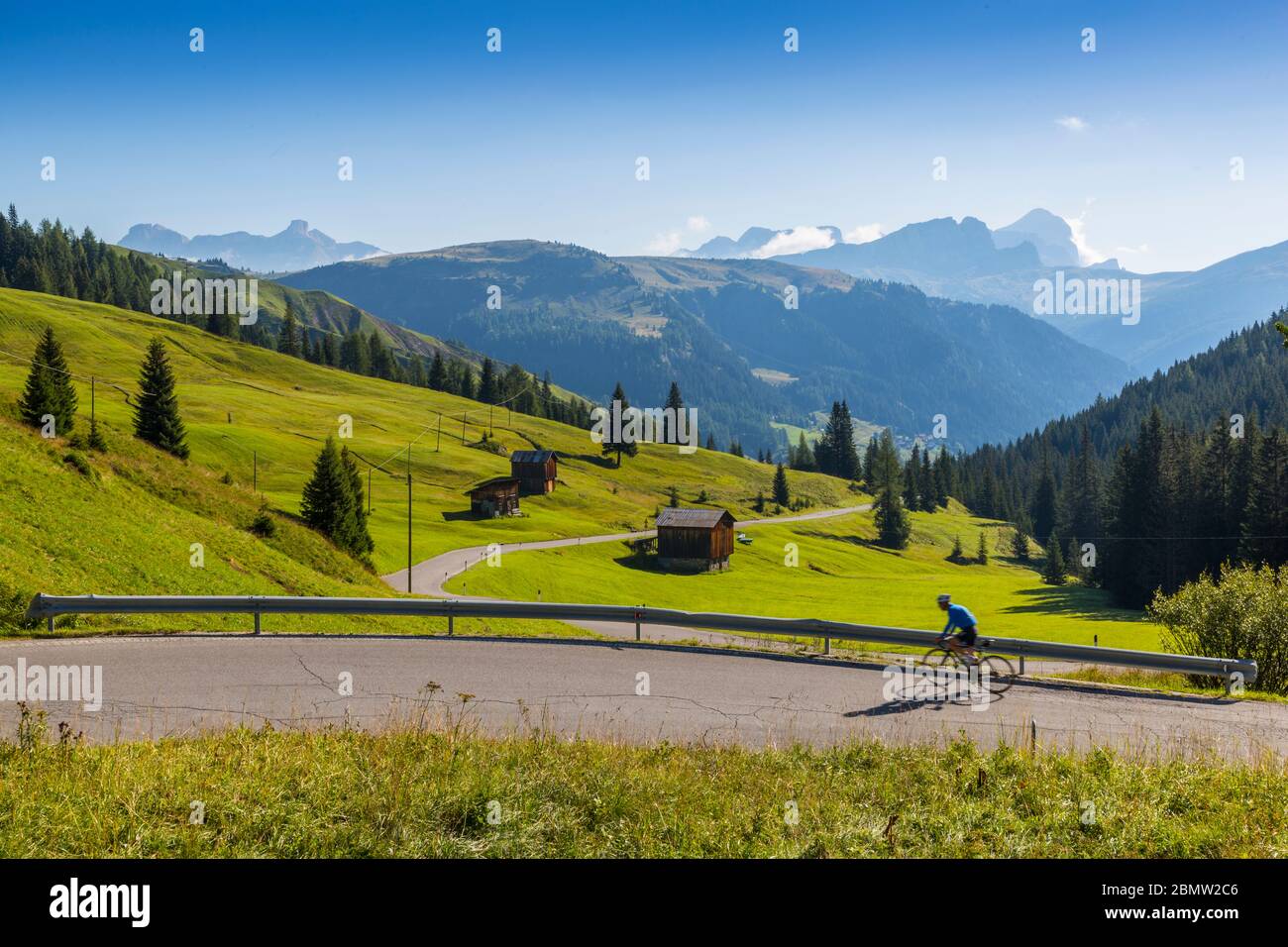 Arrampicata ciclistica Passo Pordoi con sfondo verso Arabba, Alto Adige, Dolomiti Italiane, Italia, Europa Foto Stock