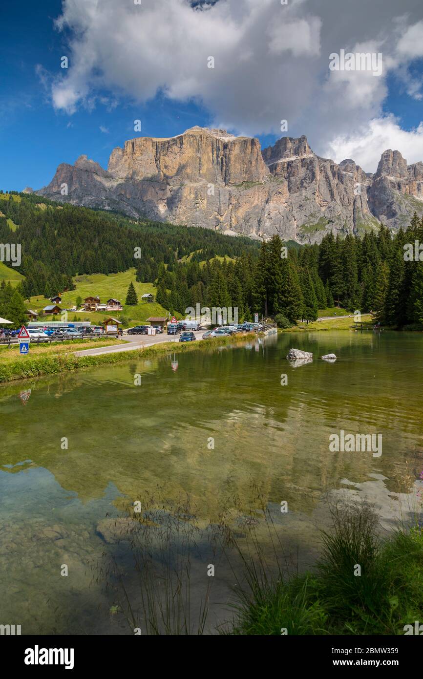 Lago vicino Hotel Lupo Bianco Wellness & Walking Canazei, Passo Pordoi con sfondo montano, Alto Adige, Dolomiti Italiane, Italia, Europa Foto Stock