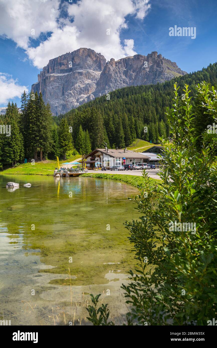 Lago vicino Hotel Lupo Bianco Wellness & Walking Canazei, Passo Pordoi con sfondo montano, Alto Adige, Dolomiti Italiane, Italia, Europa Foto Stock