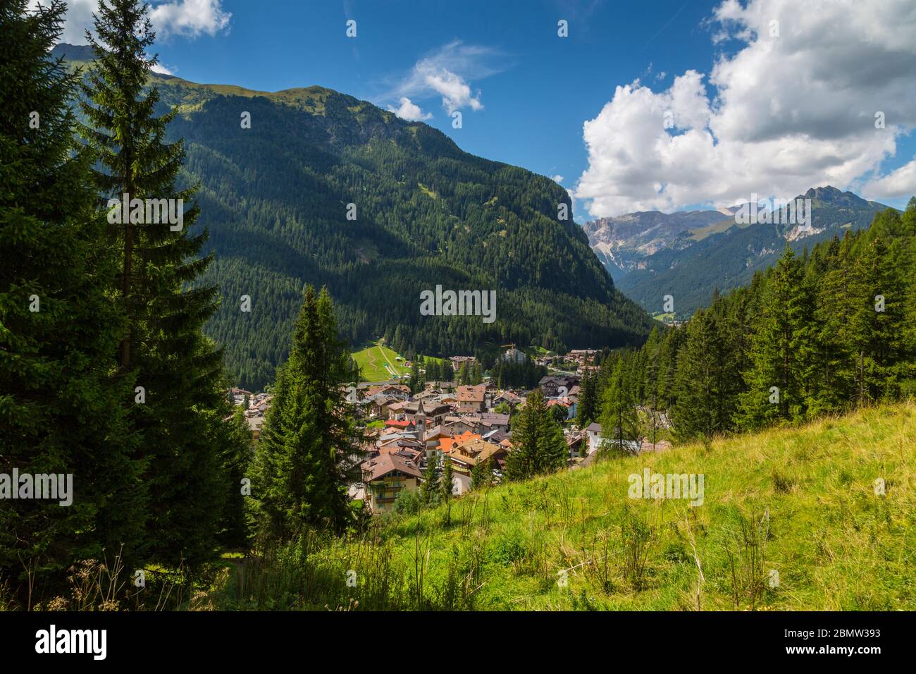 Vista su Canazei dal Passo Pordoi con sfondo montano, Alto Adige, Dolomiti Italiane, Italia, Europa Foto Stock