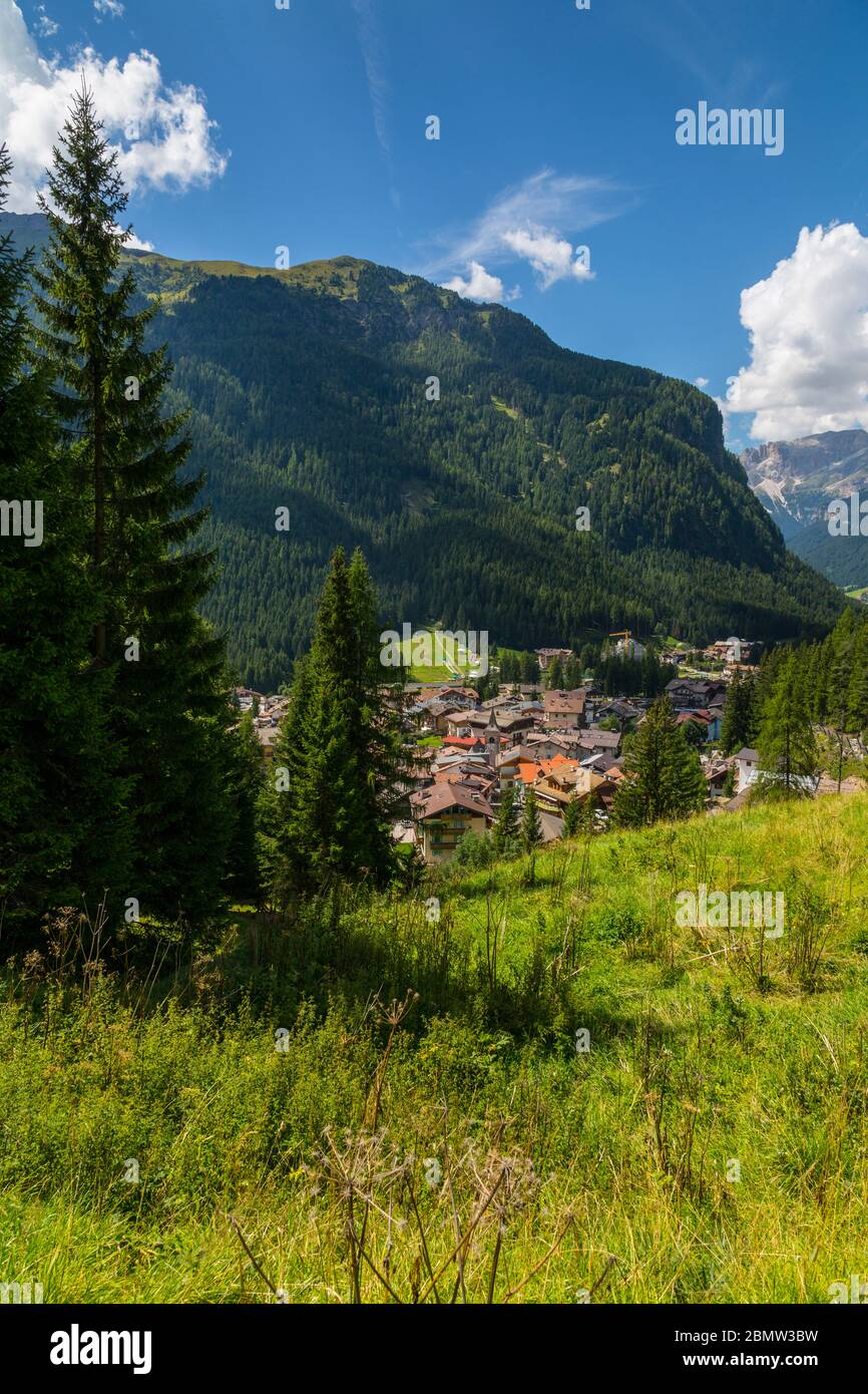 Vista su Canazei dal Passo Pordoi con sfondo montano, Alto Adige, Dolomiti Italiane, Italia, Europa Foto Stock