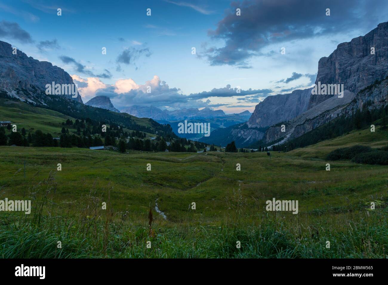 Vista dal Passo Pordoi con sfondo montano al tramonto, Provincia di Bolzano, Alto Adige, Dolomiti italiane, Italia, Europa Foto Stock
