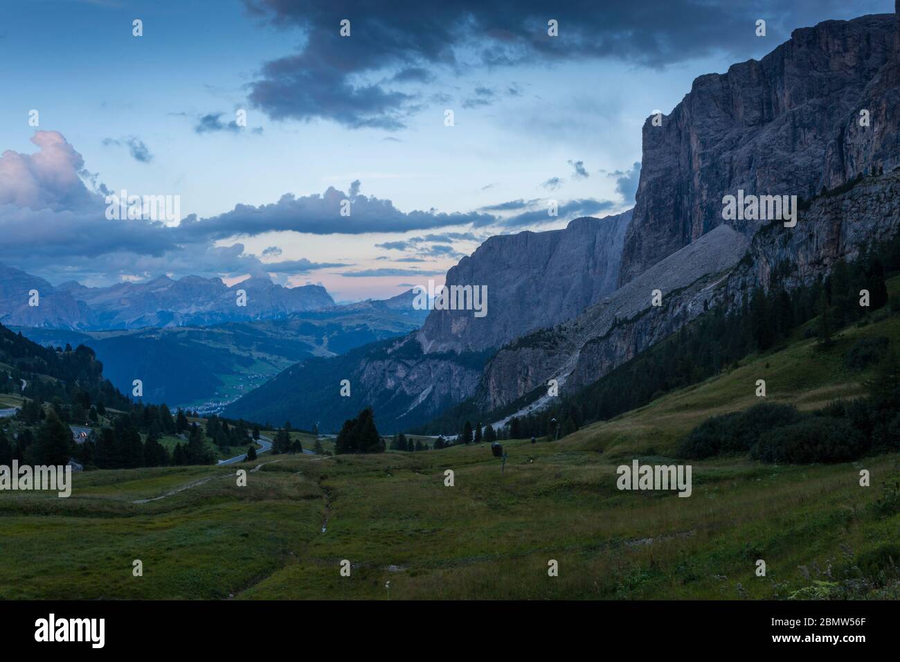Vista dal Passo Pordoi con sfondo montano al tramonto, Provincia di Bolzano, Alto Adige, Dolomiti italiane, Italia, Europa Foto Stock