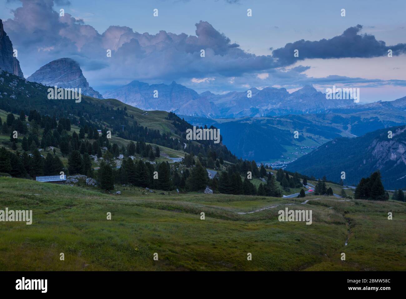 Vista dal Passo Pordoi con sfondo montano al tramonto, Provincia di Bolzano, Alto Adige, Dolomiti italiane, Italia, Europa Foto Stock