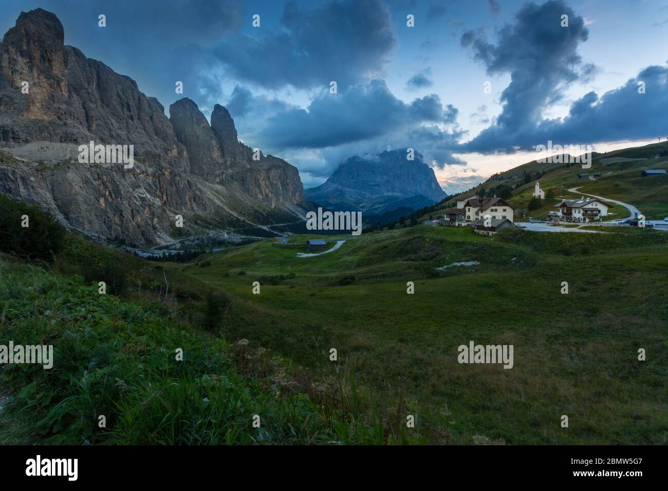 Vista dal Passo Pordoi con sfondo montano al tramonto, Provincia di Bolzano, Alto Adige, Dolomiti italiane, Italia, Europa Foto Stock