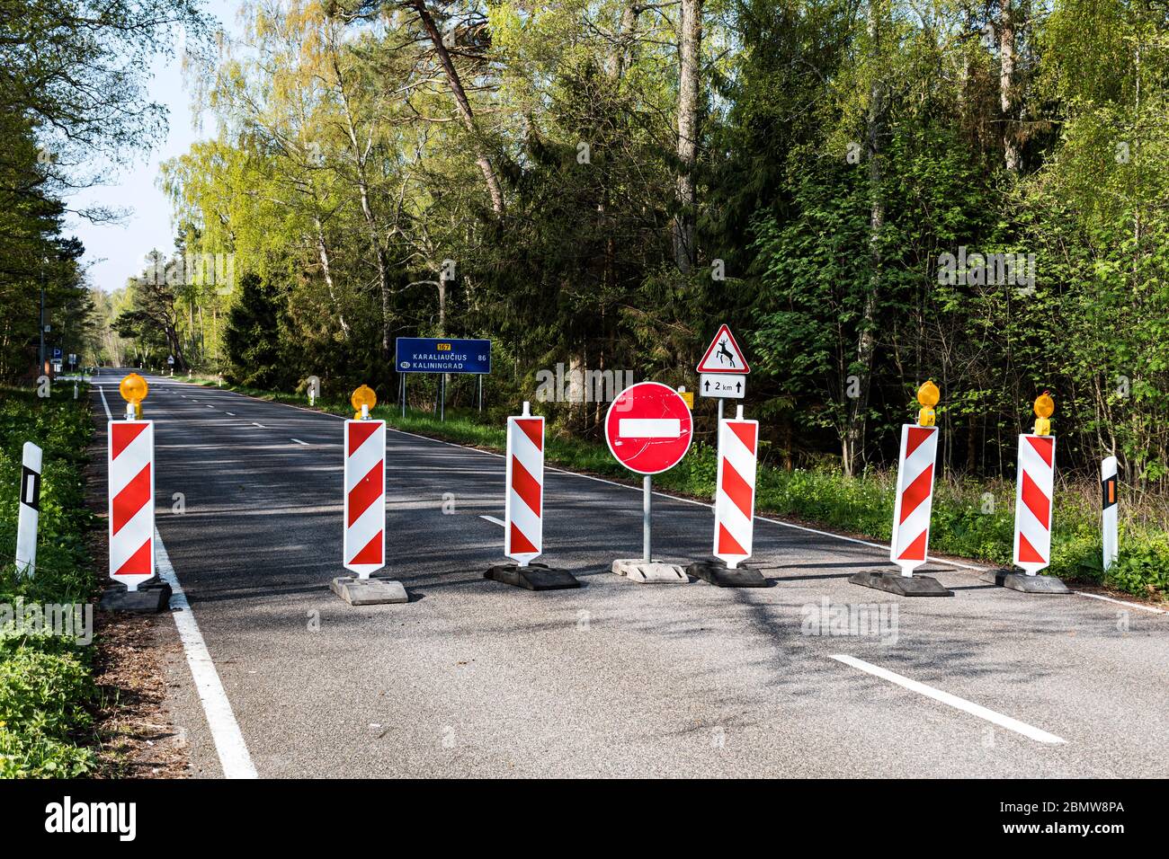 Il confine tra la Lituania e l'enclave russa di Kaliningrad in Russia è stato chiuso a causa delle sanzioni imposte dall'Unione europea con segnale di stop Foto Stock