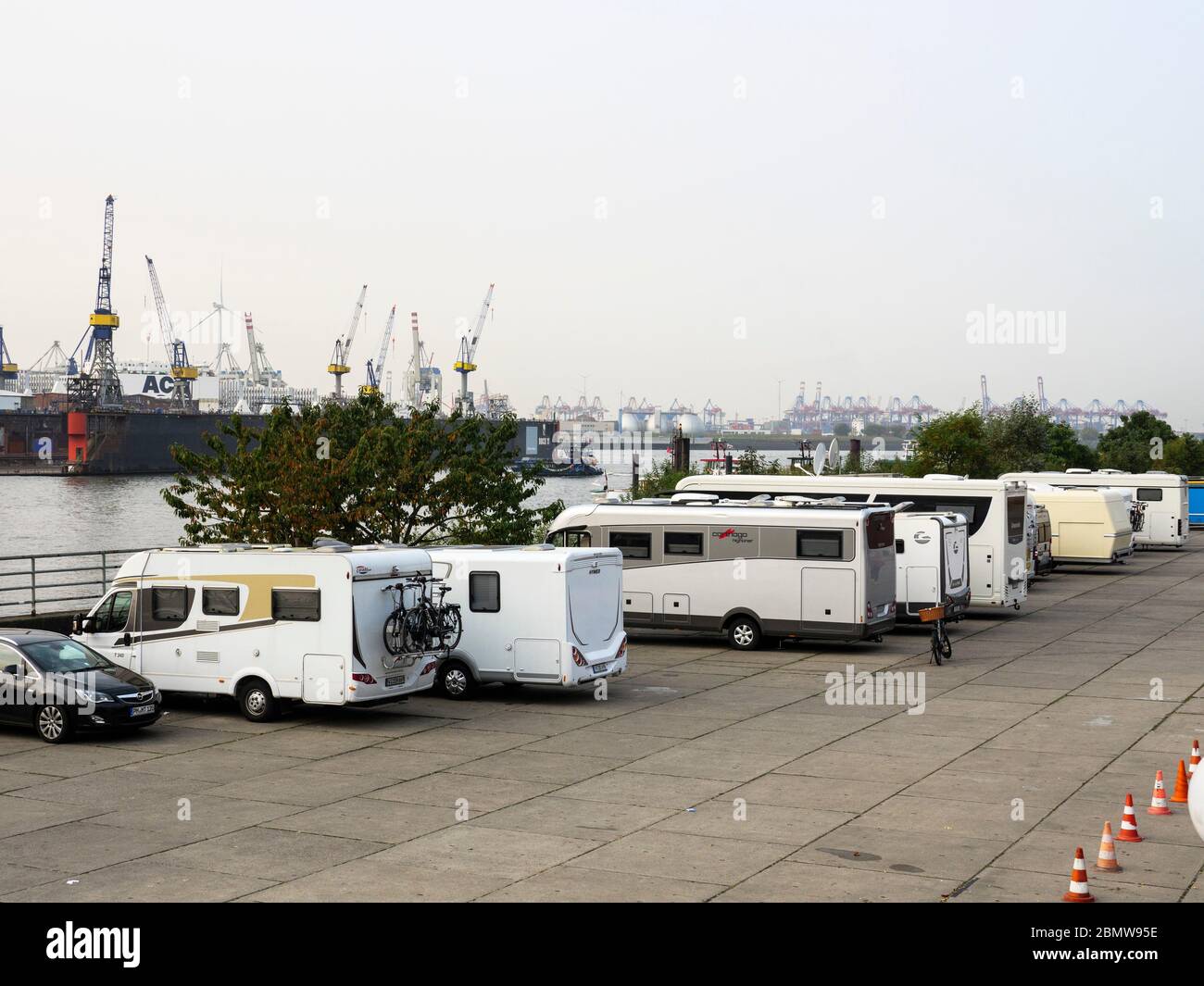 Wohnmobilstellplatz am Hafen, Amburgo, Deutschland Foto Stock